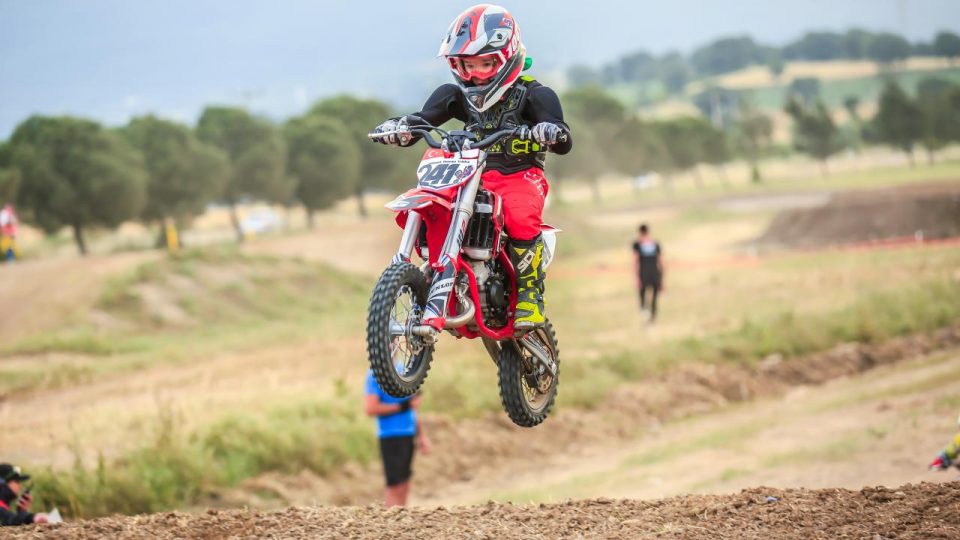 Babasını örnek aldı 7 yaşında motokrosçu oldu