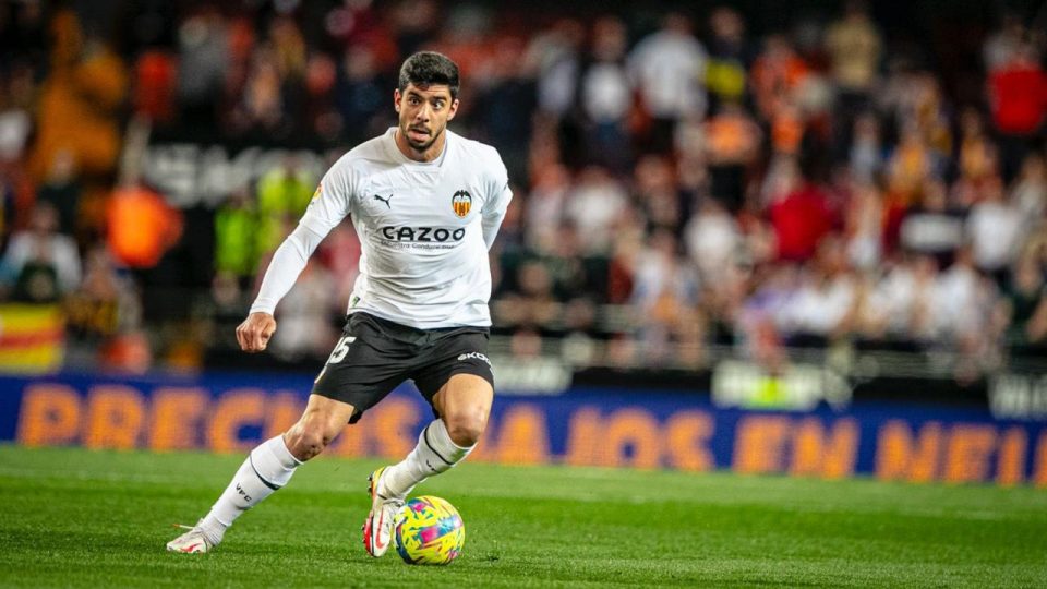 Milli futbolcu Cenk Özkacar Valencia’nın vazgeçilmezi olmak istiyor