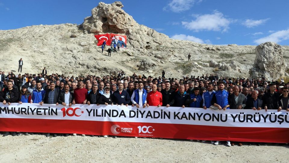 Murat Kanyonu’nda 1000 kişinin katılımıyla “Cumhuriyet” yürüyüşü yapıldı